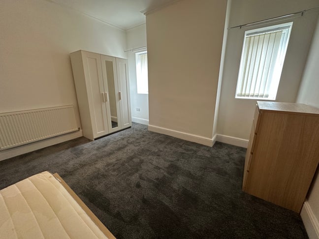 Large Double Room Bills Included Main Photo