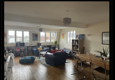 Sunny spacious flat in Fulham  Main Photo