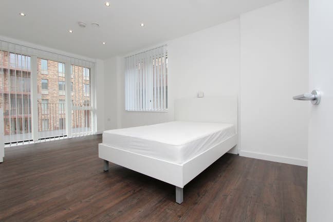 Outstanding big room in Docklands E16 with balcony Main Photo