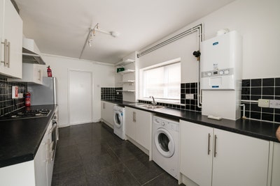 Lovely, clean 5 bed house in a great location Main Photo