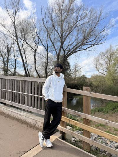 Professional Male seeks a single or double room Main Photo