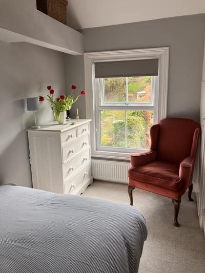 Nice bedroom with great views in clean house Main Photo