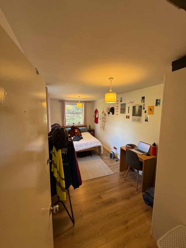 Double room in social flat Main Photo