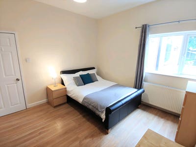 Professional Houseshare - Double Room Main Photo