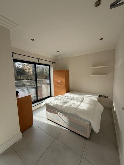 Double Room Available in a 4 bed House Archway Main Photo