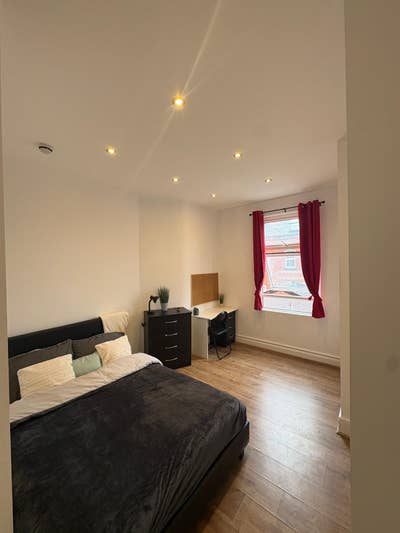 2 Double rooms - same house LS6 available now  Main Photo