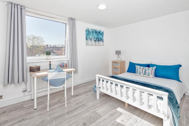 Spacious Double Room in a Well-Connected Area Main Photo