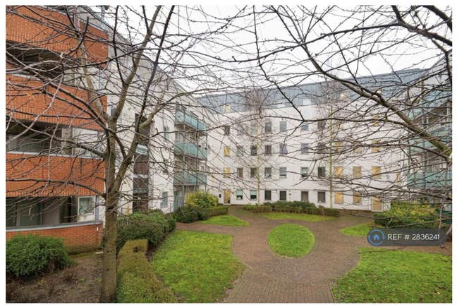 Newly Refurbished Double Room in White City Main Photo