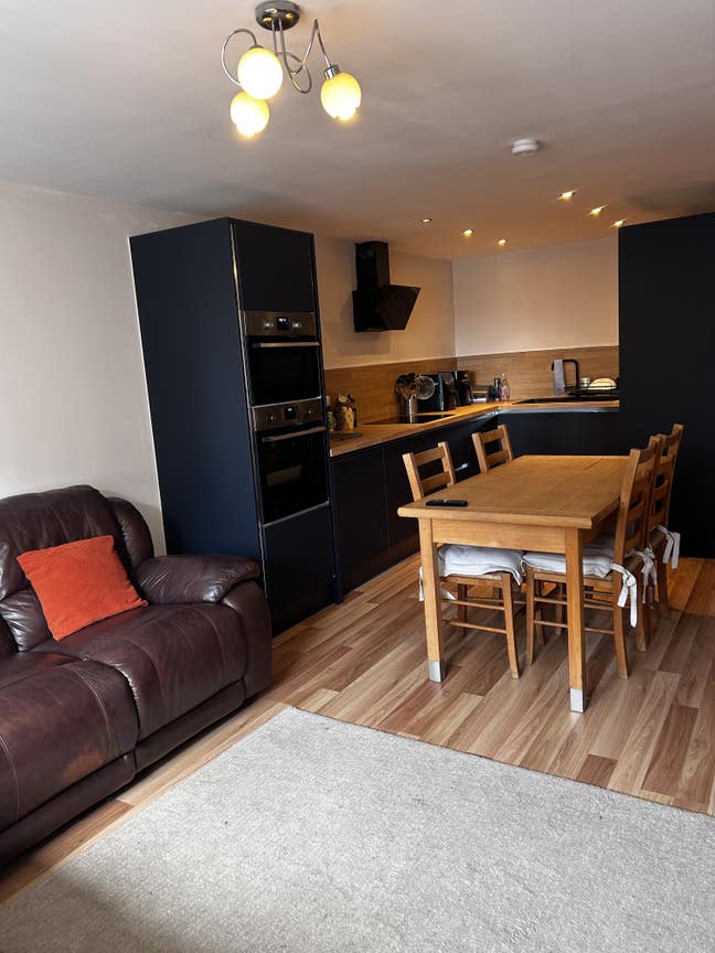 Bright double bedroom with private bathroom to let Main Photo