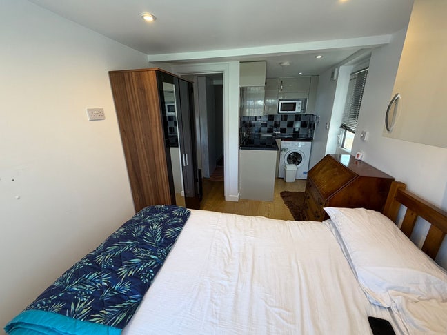 Furnished Studio Room Main Photo