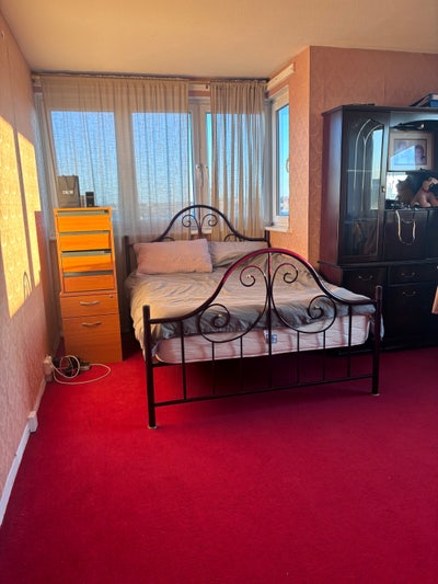 Sunny Double Room in Barons Court  Main Photo