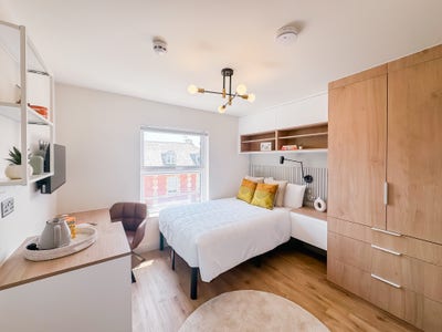 Designer Ensuite Room | Top Floor | Near Station Main Photo