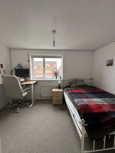 Spacious double room - Female only  Main Photo