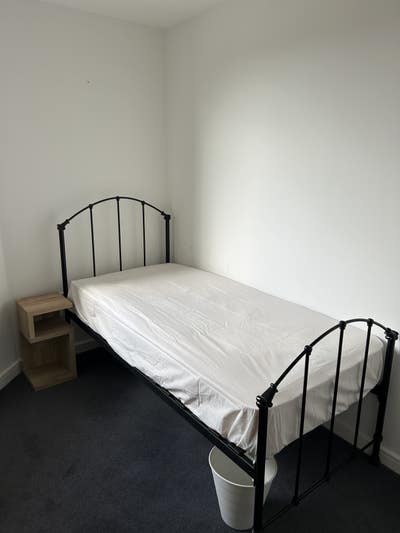 Single Room Own Bathroom Horley Main Photo