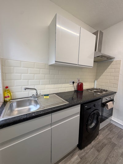 2 minute walk from BAE| newly reno double bedroom  Main Photo