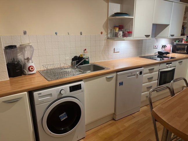 A double bed available to let out  Main Photo