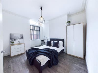 Spacious double room  with private ensuite Main Photo