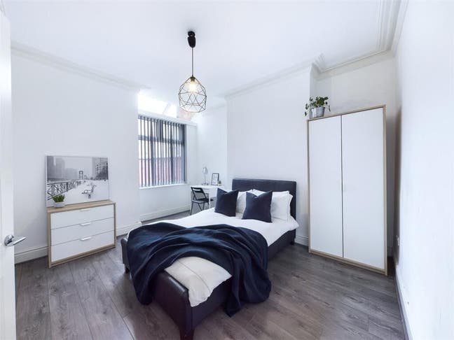 Spacious double room  with private ensuite Main Photo