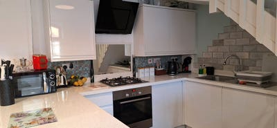 Large, bright room in friendly home Main Photo