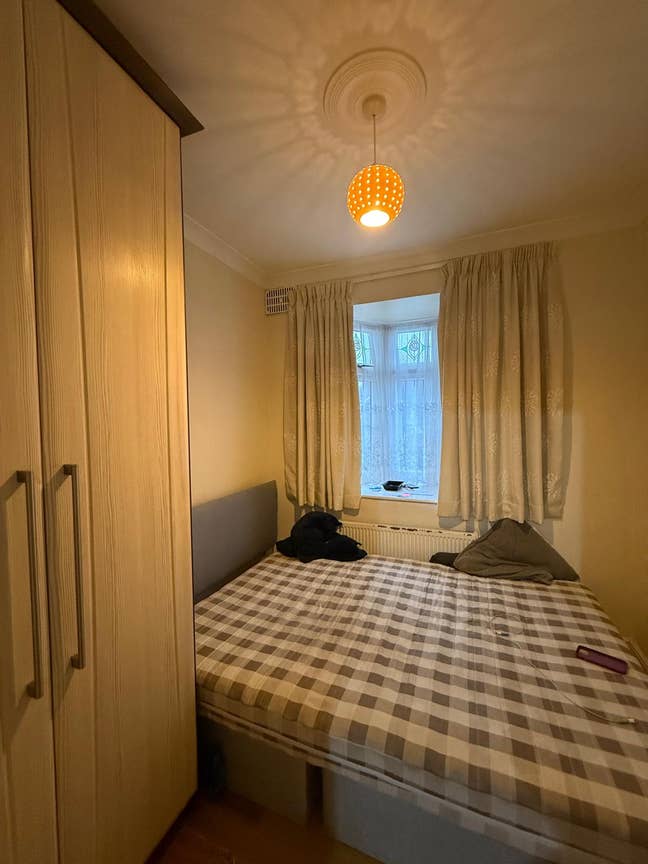 Near Gants Hill Station-All Bills/WiFi Included Main Photo