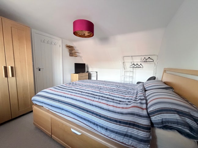 Large double room, South Newbury Main Photo