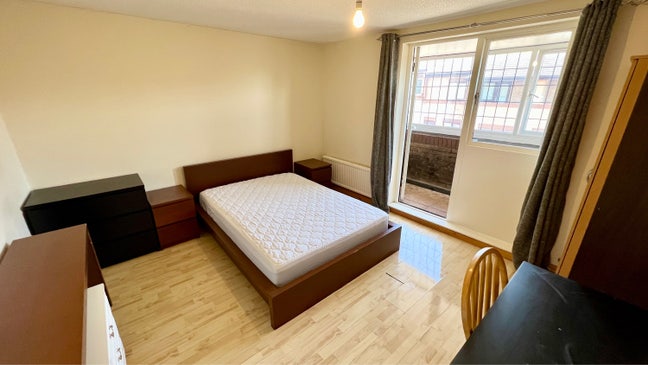 Spacious 1St Floor Room - MK6 / Oldbrook Main Photo