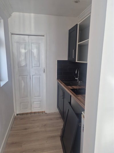 Small ground floor studio flat  Main Photo