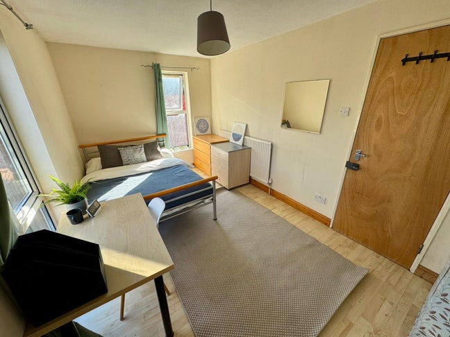 Spacious Double Room - Bradwell Common - MK13 Main Photo