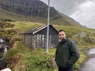 Professional seeking buddy-up flatmate Main Photo