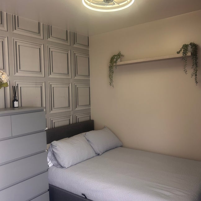 Modern double bedroom  Main Photo