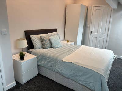 En suite double room in professional house share.  Main Photo