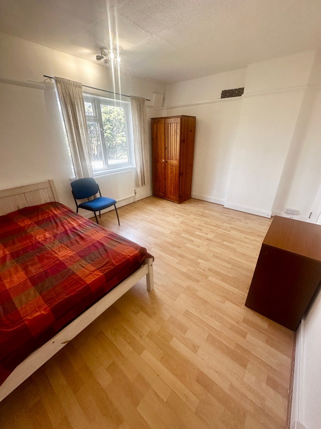 Two double rooms available in New Malden Main Photo