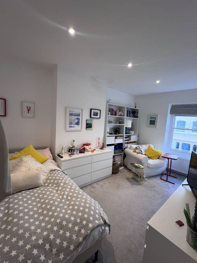 Room available in 3 bedroom flat in Clifton Main Photo