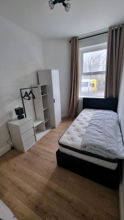 Small Double/Large Single Room for One Greenford Main Photo