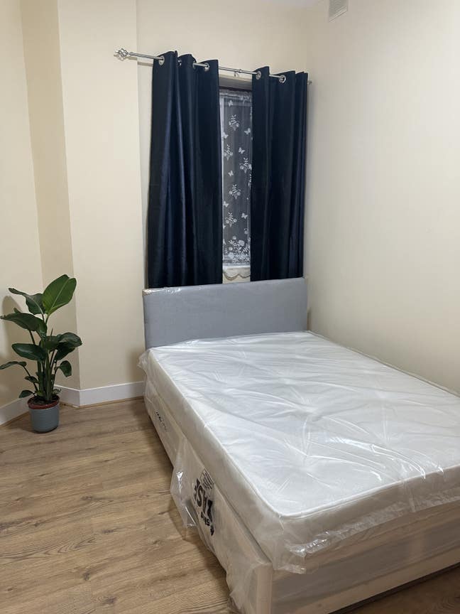 A double bed room available  Main Photo