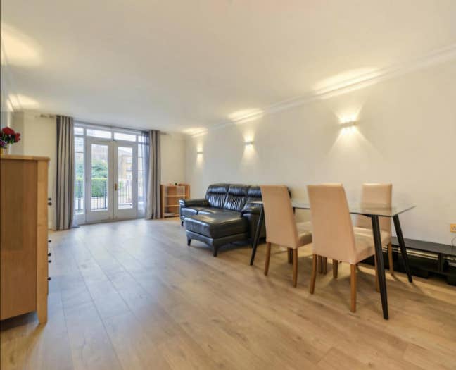 Two double rooms (one ensuite) available immediate Main Photo