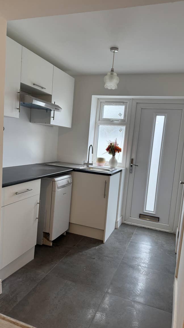 Self-Contained Studio with Private Entrance – A Main Photo