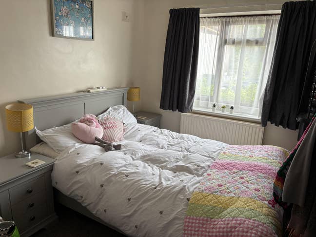 Lovely room in family home to rent  Main Photo