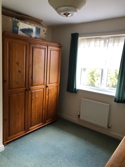 4 bedroom detached house private driveway  Main Photo