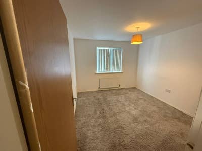 Refurbed 2 Bed Flat Ensuite with Parking in M40 Main Photo