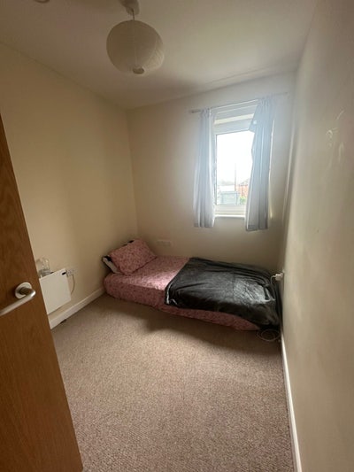 Wrong pic.Shared space in double bedrom for female Main Photo