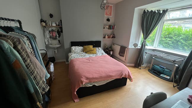 Large room close to city centre Main Photo