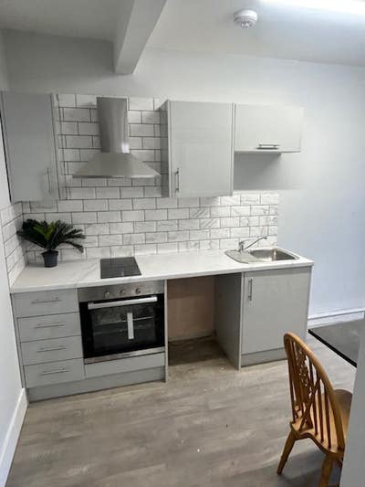 Small Compact Studio Just Elec to Pay  Main Photo