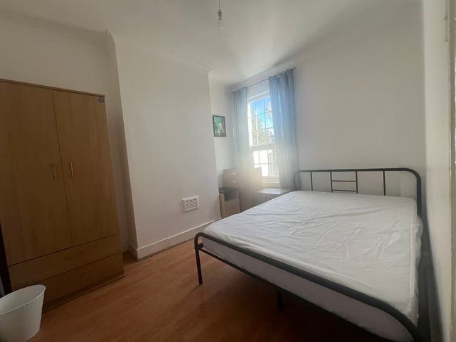  Plaistow  station (Bills  included) Main Photo