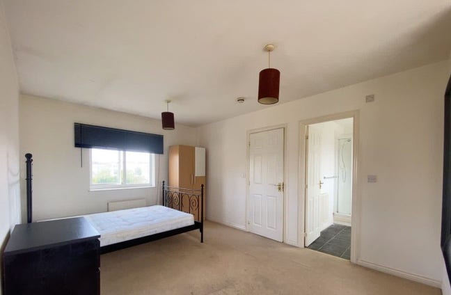 Spacious Ensuite - nr hospital & station Main Photo