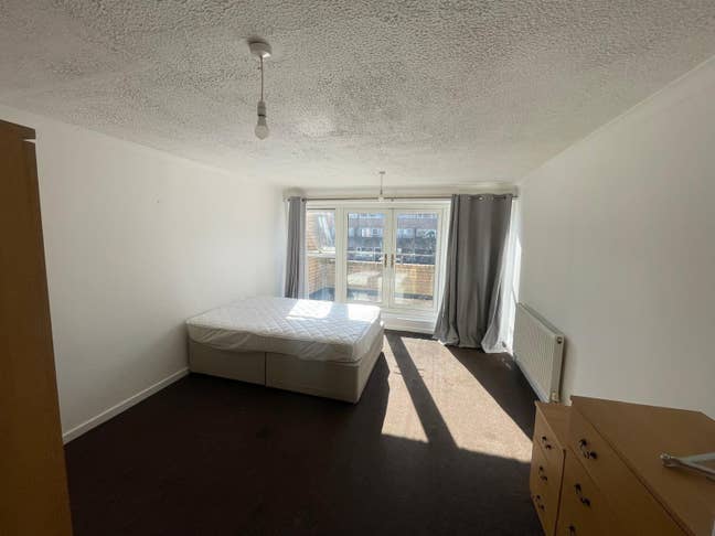 Large Balcony Room in Conniburrow Main Photo