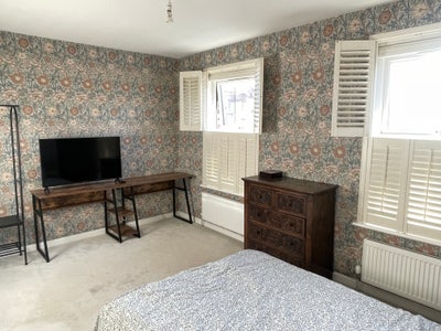 Large bedroom in calm terraced house Main Photo