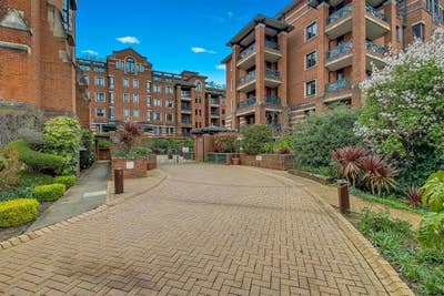 Looking for a flatmate Main Photo