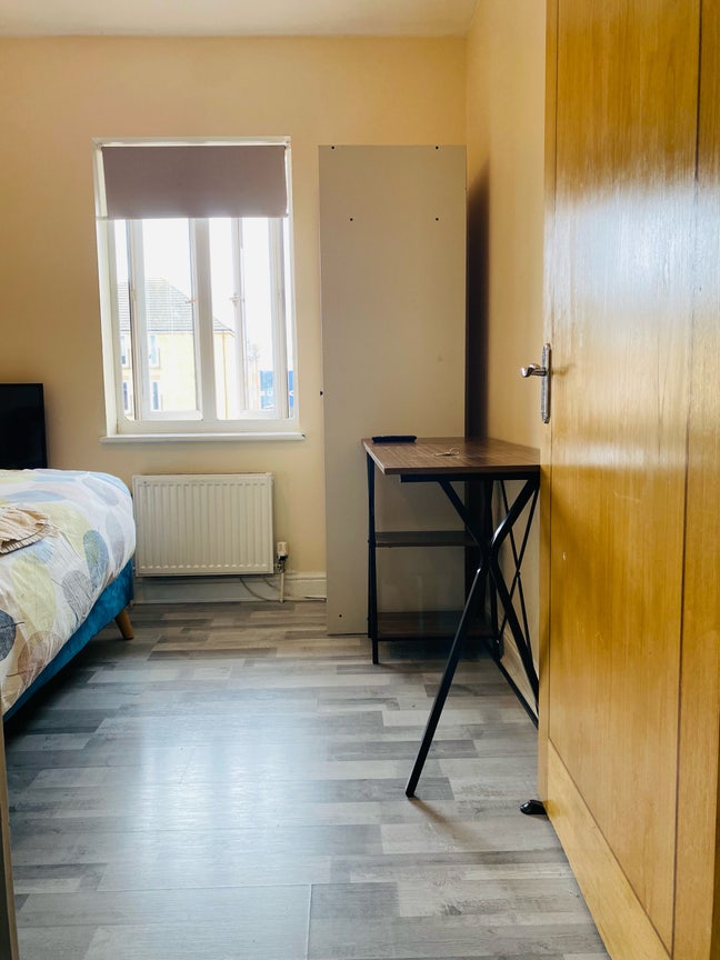 Sleek Double Room (W/Smart TV) & Private Bathroom! Main Photo