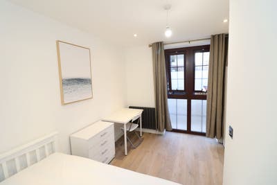 🔥 Stylish Double Room Minutes from the City 🔥 Main Photo